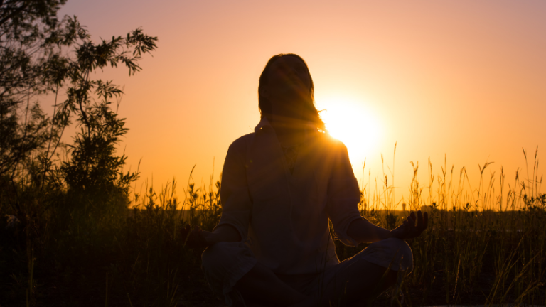 Por que o silêncio virou um luxo na vida moderna? Entenda neste artigo Andrey de Oliveira Pontes analisa por que o silêncio se tornou um luxo na vida moderna e o que essa ausência revela sobre nossa rotina.