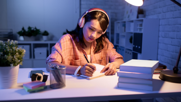 Microlearning: Quais pílulas que elevam a retenção de conteúdo? Microlearning: como pequenas pílulas de conteúdo podem elevar a retenção e transformar o aprendizado — por Sérgio Bento De Araújo.