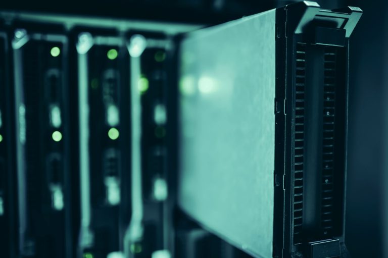 Lei cria regime tributário para data centers e amplia aposta do Brasil em infraestrutura digital Racks de servidores em um data center moderno, parte da infraestrutura de processamento e armazenamento de dados.
