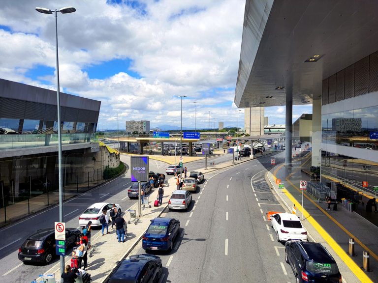 Passageiros circulam diante da entrada do Aeroporto Internacional de Tancredo Neves, em Belo Horizonte.